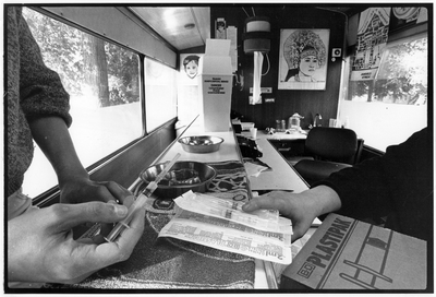 406804 Afbeelding van het verstrekken van schone spuiten aan drugsverslaafden in de Methadonbus van de G.G. en G.D. die ...